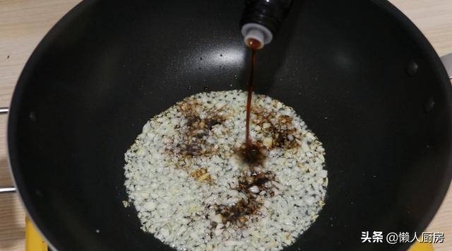 1把金針菇，2張豆腐皮，一卷一燒，不用蒸，不用油炸，不涼拌，這樣做法，吃著超美味，不覺得膩！