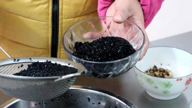想喝黑芝麻糊，兩樣食材在家簡單搞定，味道香濃吃得放心