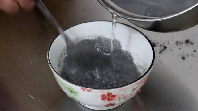 想喝黑芝麻糊，兩樣食材在家簡單搞定，味道香濃吃得放心