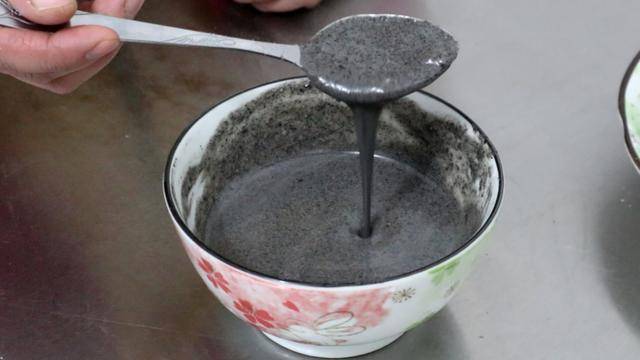 想喝黑芝麻糊，兩樣食材在家簡單搞定，味道香濃吃得放心