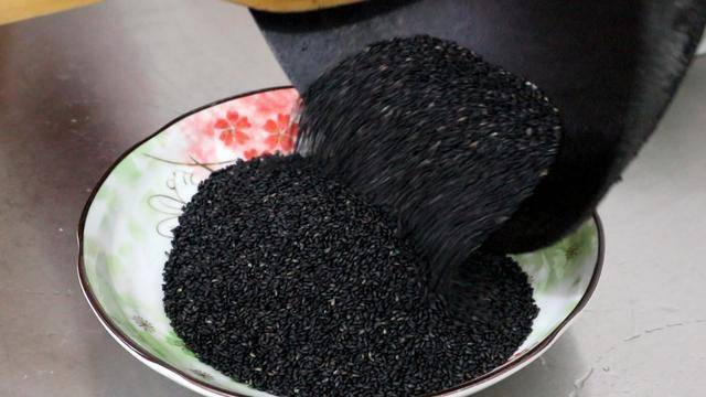 想喝黑芝麻糊，兩樣食材在家簡單搞定，味道香濃吃得放心