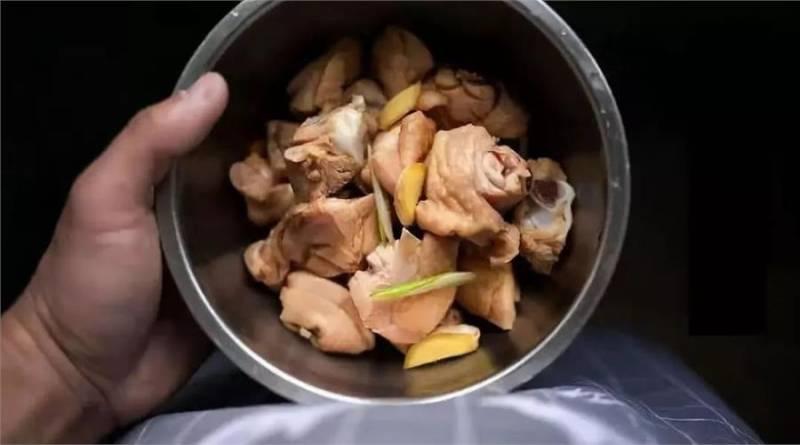 燉雞肉最忌「這2料」，千萬別放！很多人不知道，放錯就等於白燉了