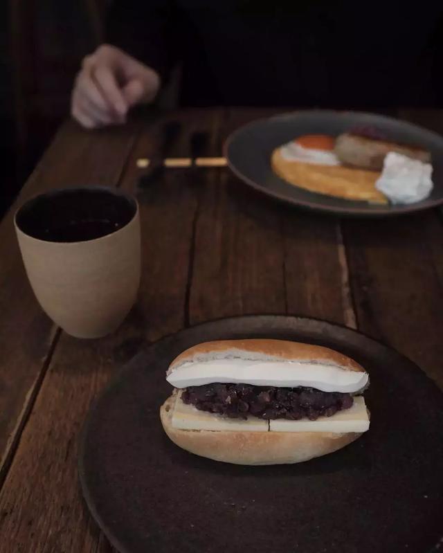 奇葩日本小酒館！大清早就有顧客開始排隊去吃麵包！！