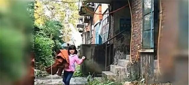 5歲女兒每天拿著媽媽衣服外出，爸爸跟蹤後心酸了