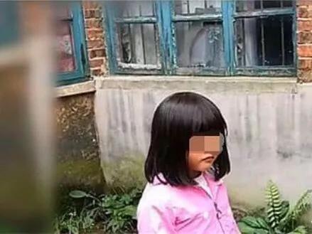 5歲女兒每天拿著媽媽衣服外出，爸爸跟蹤後心酸了