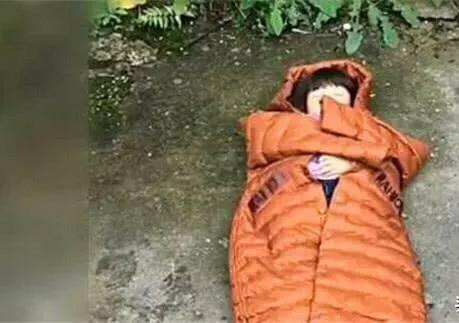 5歲女兒每天拿著媽媽衣服外出，爸爸跟蹤後心酸了