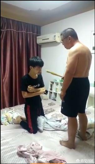 因孩子8天內偷拿家裡7000元，遭父親四分鐘內暴打100多下，你怎麼看？