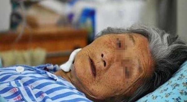  婆婆重病住院，兒媳天天送補湯，醫生嘴饞偷嚐了一口，悄悄辭了職！
