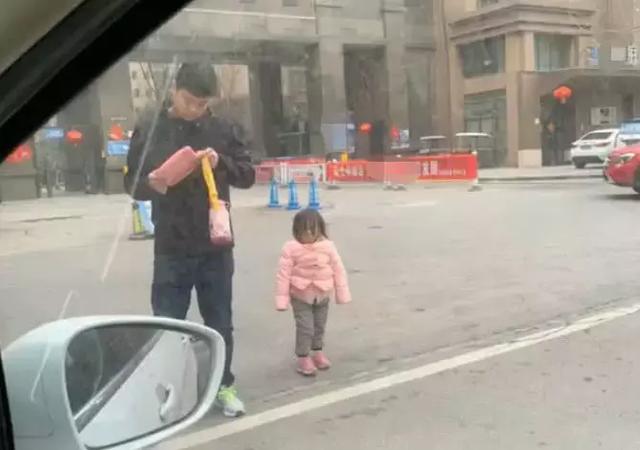 「邋遢奶爸」帶娃上學意外走紅，媽媽看到孩子的樣子想揍人