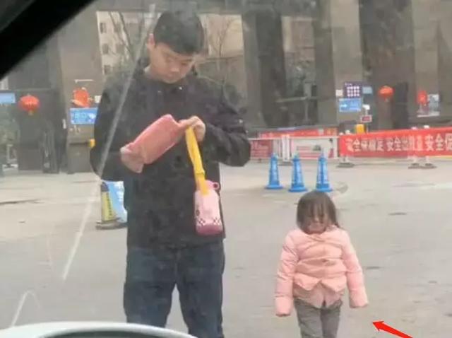 「邋遢奶爸」帶娃上學意外走紅，媽媽看到孩子的樣子想揍人