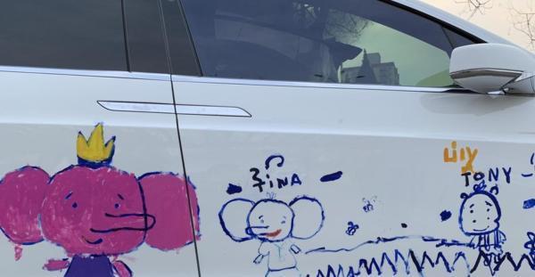 百萬豪車遭自己孩子塗畫，父親淡定上街炫耀，路人紛紛搶著合照