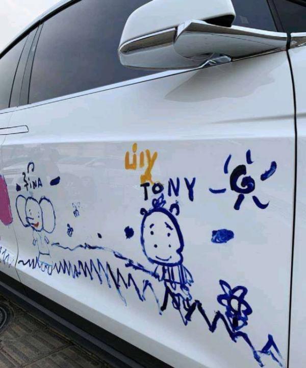 百萬豪車遭自己孩子塗畫，父親淡定上街炫耀，路人紛紛搶著合照
