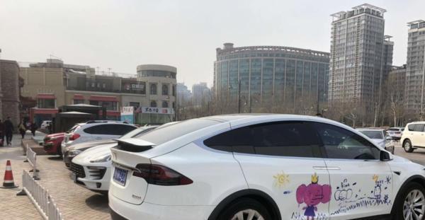 百萬豪車遭自己孩子塗畫，父親淡定上街炫耀，路人紛紛搶著合照