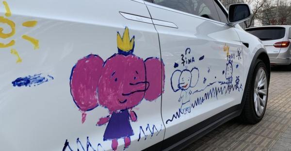 百萬豪車遭自己孩子塗畫，父親淡定上街炫耀，路人紛紛搶著合照