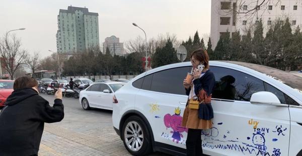 百萬豪車遭自己孩子塗畫，父親淡定上街炫耀，路人紛紛搶著合照