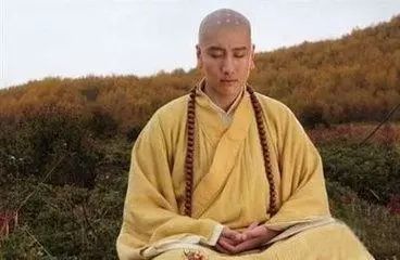 皇帝：你不吃肉，我便屠城！高僧含淚吃完後說了一句話，流傳千古