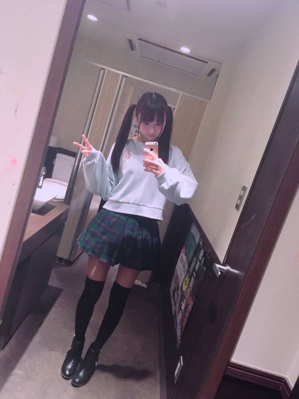 已婚還扮成小學生！　日人妻惹網議：是萌還是噁？