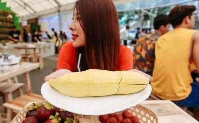 泰國水果攤美眉遞手套..千萬不要接！老司機:「否則一定出事」..出國爽前你必須知道