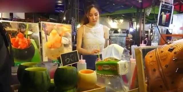 泰國水果攤美眉遞手套..千萬不要接！老司機:「否則一定出事」..出國爽前你必須知道