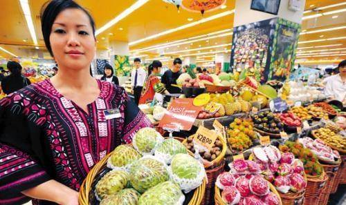 泰國水果攤美眉遞手套..千萬不要接！老司機:「否則一定出事」..出國爽前你必須知道