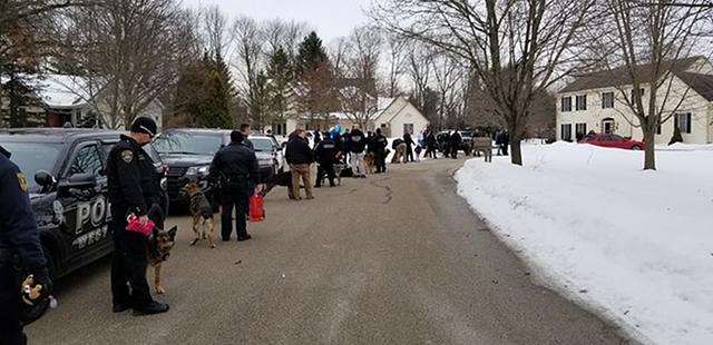 警察帶40隻警犬堵在癌症女孩家門口，女孩哭著表示此生無憾