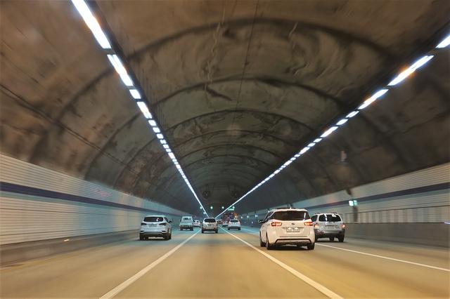 為什麼老司機高速上「見洞走左側」？新手可能看不懂，學完漲知識