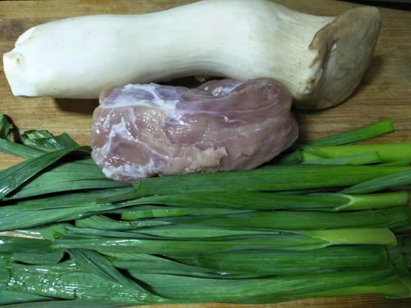 杏鮑菇炒肉時，多加「這一步」，炒出來香軟可口，很入味