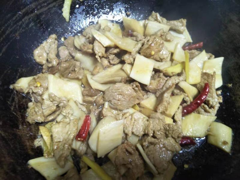 杏鮑菇炒肉時，多加「這一步」，炒出來香軟可口，很入味