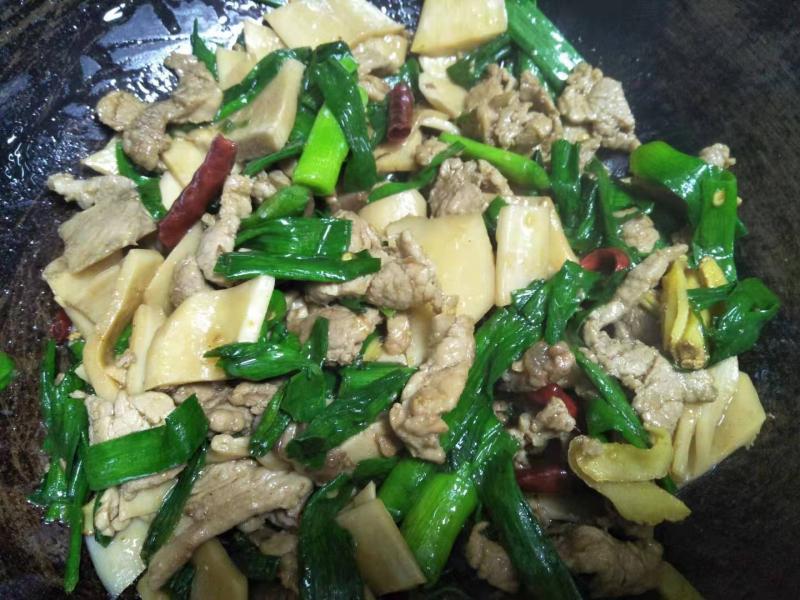 杏鮑菇炒肉時，多加「這一步」，炒出來香軟可口，很入味