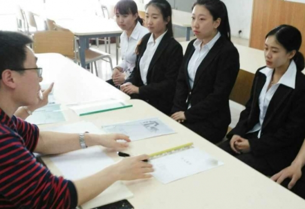 面試官：「一隻豬4條腿，那100隻呢？」秒答400隻的那個應徵者，直接被淘汰！
