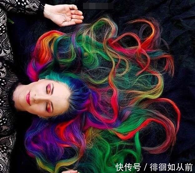 她一輩子沒剪過頭髮，一直染髮，解開頭髮後居然變成了這樣