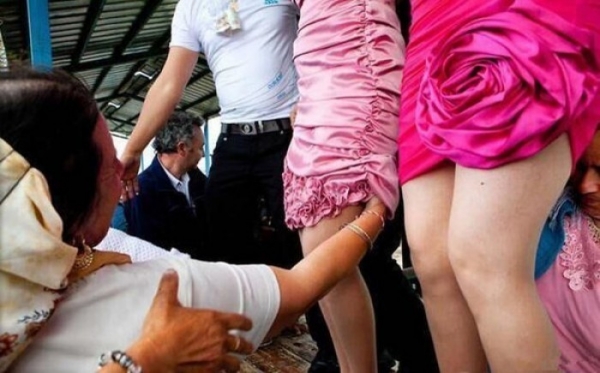 摸了滿意就娶回家！在這裡「買老婆」任男人隨便看、隨便摸！還會「這樣」驗貨來看是否及格...