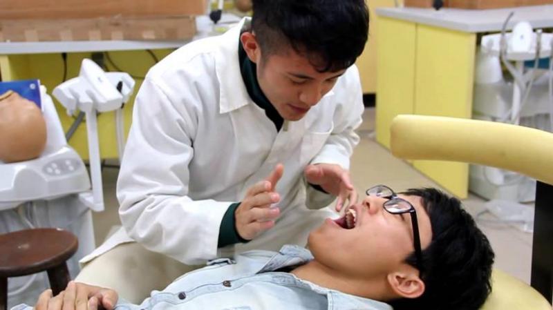 他看完牙醫「手上長出藍色小球」！6周「體重掉12公斤」醫生嚇傻：晚一步就死定了！