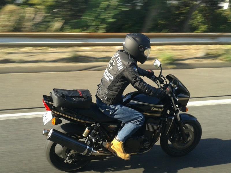 下雨照飆車！他騎到半路「飛來平安符袋」纏腳踝2圈　煞車一看「嚇到寒毛豎起來」：感謝媽祖顯靈