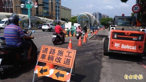 下雨照飆車！他騎到半路「飛來平安符袋」纏腳踝2圈　煞車一看「嚇到寒毛豎起來」：感謝媽祖顯靈