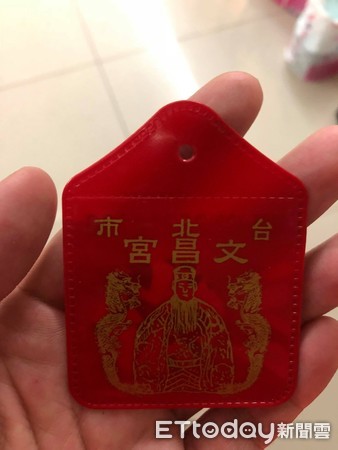 下雨照飆車！他騎到半路「飛來平安符袋」纏腳踝2圈　煞車一看「嚇到寒毛豎起來」：感謝媽祖顯靈