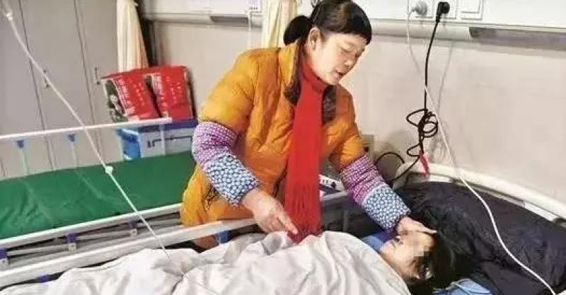 新婚隔天我上吐下瀉的婆婆給我熬粥，醫生過來要一碗偷偷勸我離婚