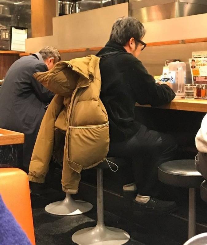 證明「男人絕對是長不大的屁孩」的22張照片！尤其一個人住根本「簡約工業風到極限」