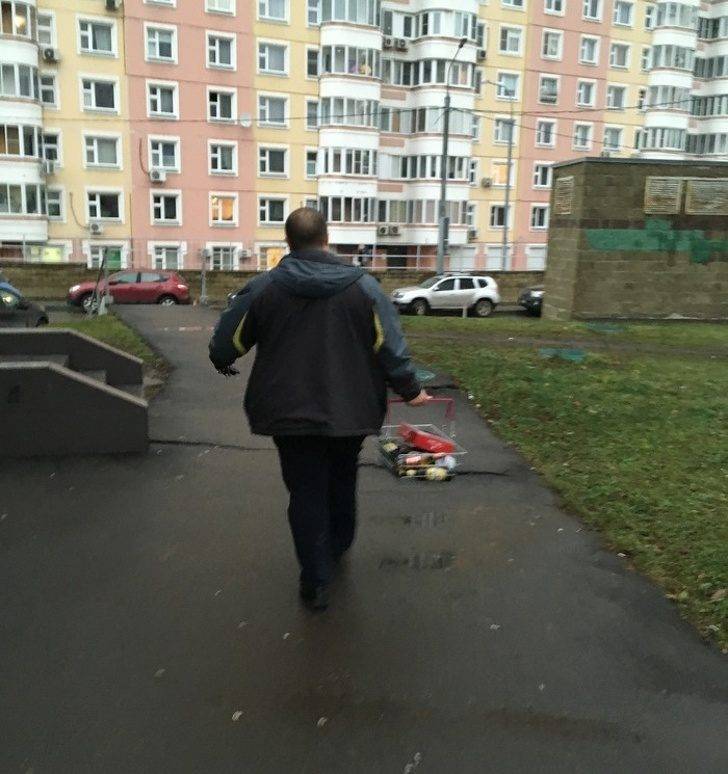 證明「男人絕對是長不大的屁孩」的22張照片！尤其一個人住根本「簡約工業風到極限」