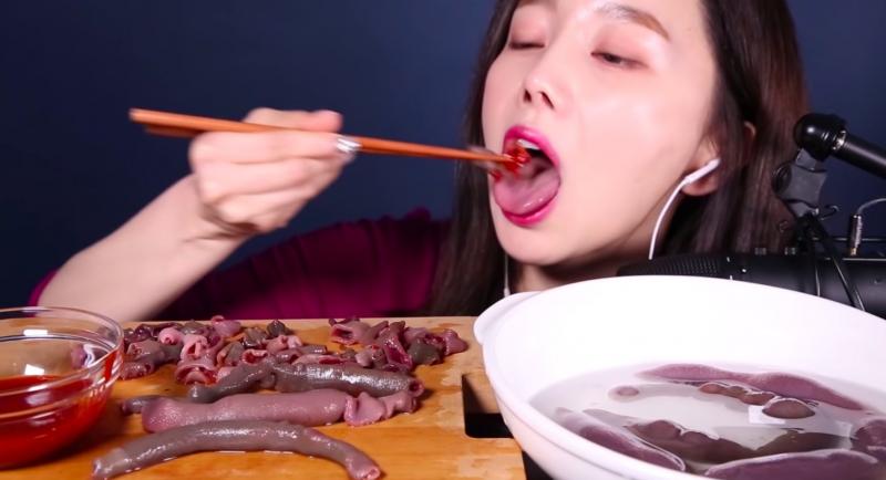 網紅生吞章魚！8爪嘴邊狂掙扎求生　網傻眼：在演異形？