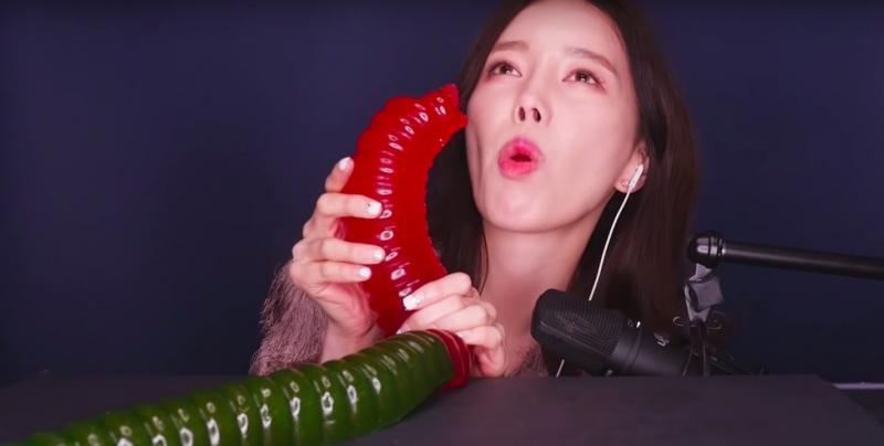 網紅生吞章魚！8爪嘴邊狂掙扎求生　網傻眼：在演異形？