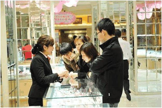 男子送了枚鑽戒給妻子，尺寸不對去珠寶店改，櫃姐的話讓她愣住了