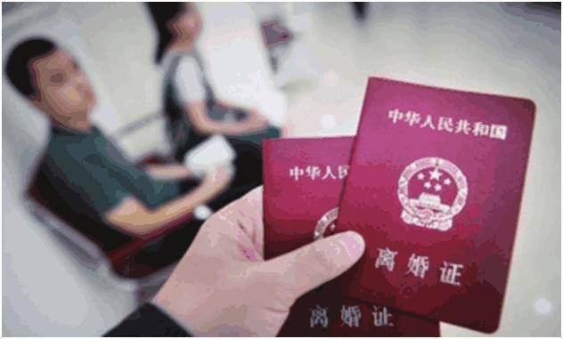 男子送了枚鑽戒給妻子，尺寸不對去珠寶店改，櫃姐的話讓她愣住了