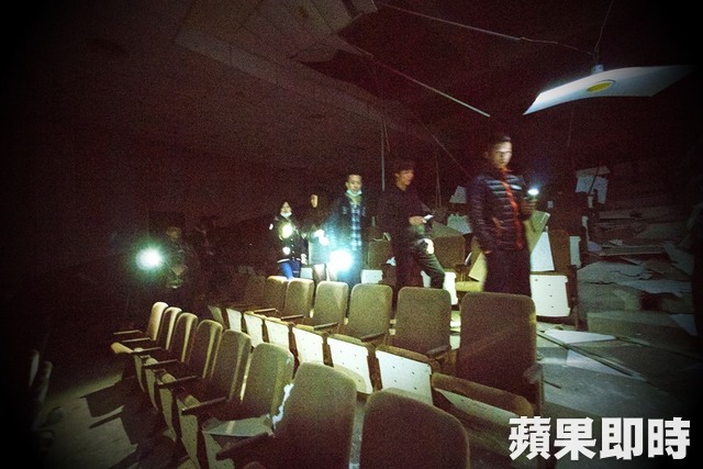 學生全煞到！夜遊竹北廢棄戲院「紅厲鬼慘哭現身」　地下室聚一堆「連濟公都幫不了」：廁所更陰 