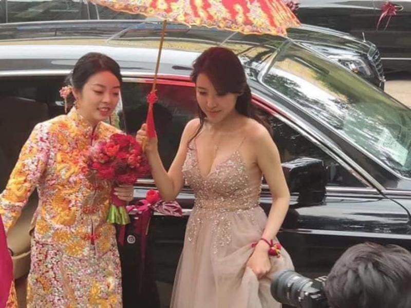 東莞伴娘穿吊帶裙，露深長事業線　。裙褂新娘變配角