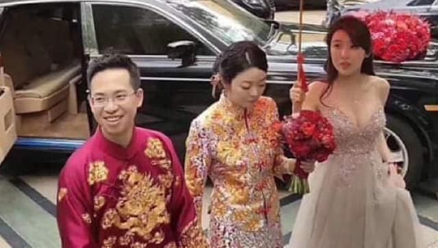 東莞伴娘穿吊帶裙，露深長事業線　。裙褂新娘變配角