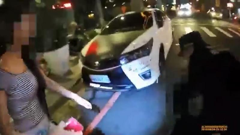 屁孩違規併排還嘴邱嗆警「你是在刁我嗎」惹火特勤下一秒超療癒