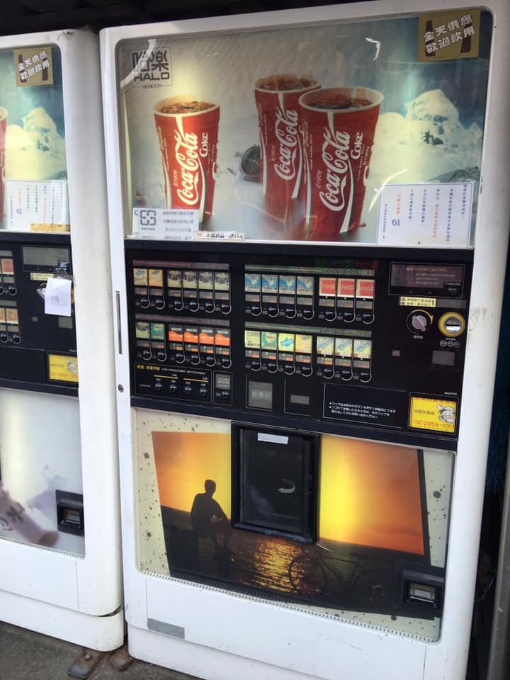 紙杯→碎冰→可樂！「紙杯汽水販賣機」：邊走邊咬碎冰超懷念 