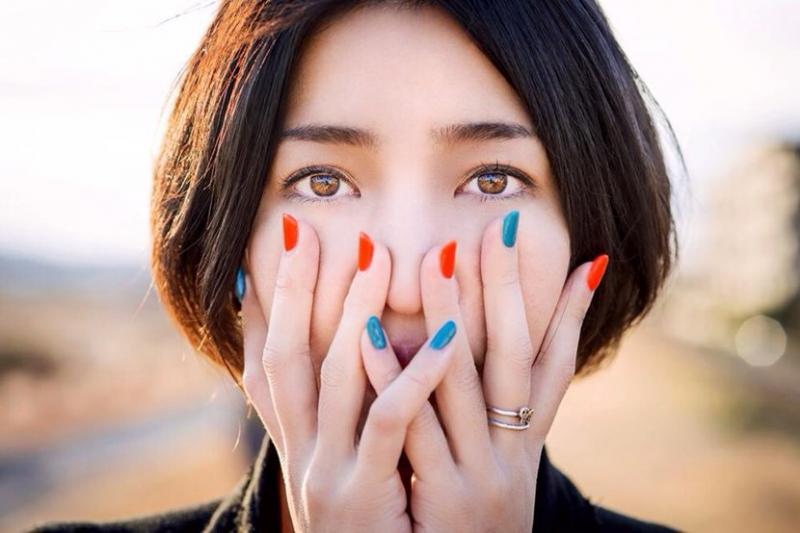 美女攝影師前往「非洲全裸部落」，為卸下當地人心防竟「脫光一起裸 體拍攝」入境隨俗！