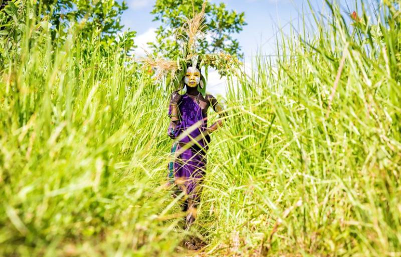 美女攝影師前往「非洲全裸部落」，為卸下當地人心防竟「脫光一起裸 體拍攝」入境隨俗！